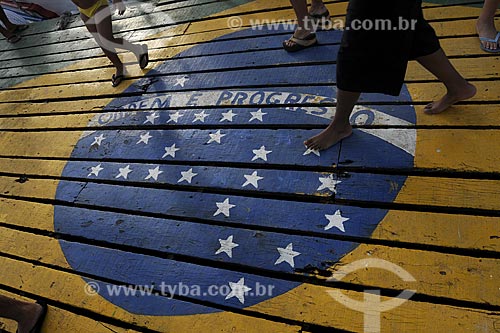  Subject: People walking on painting the flag of Brazil on the deck over Guarapari channel / Place: Guarapari - Espirito Santo / Date: March 2008  