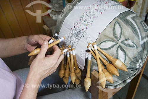  Subject: Craftwork - Detail of hands working with lace / Place: Florianópolis City - Santa Catarina State - Brazil / Date: Deceber 2007 