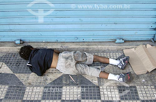  Subject: Boy junkie sleeping on the floor - Estaçao da Luz Neighborhood 