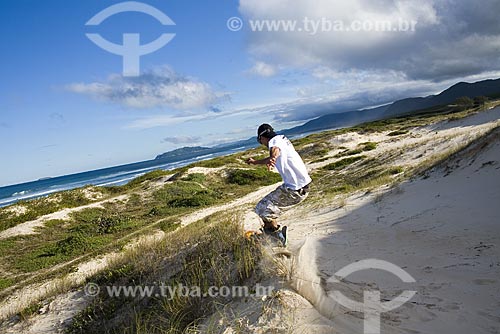  Subject: Sandboarding  - Dunes of Moçambique Beach / Place: Florianopolis City - Santa Catarina State - Brazil / Date: May 2009 
