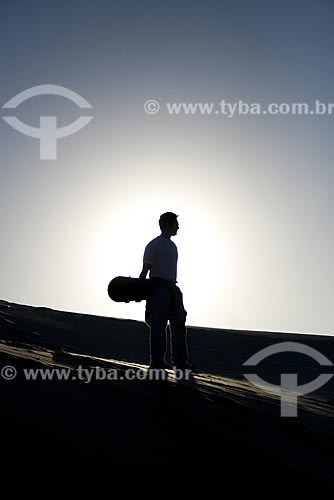  Subject: Silhouette of sandboarder - Dunes of Praia dos Ingleses (Ingleses Beach) / Place: Florianopolis City - Santa Catarina State - Brazil / Date: June 2006 