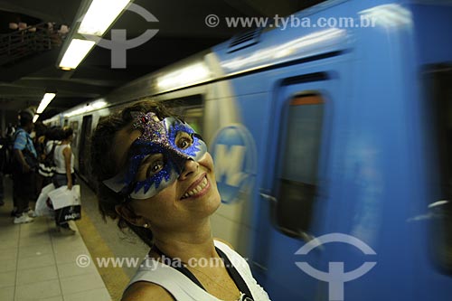  Subject: Masquerade woman awaits for the subway / Place: Praça XI station - Rio de Janeiro city - Rio de Janeiro state - Brazil / Date: February, 2009 