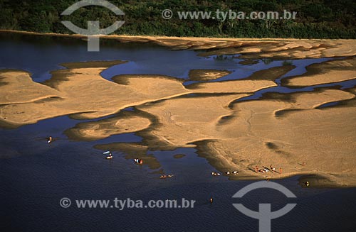 Subject: Tourists in the sandbanks formed during the dryseason of the Branco river / Place: Boa Vista city - Roraima state - Brazil / Date: July, 2005 