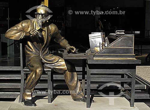  Subject: Statue in honor of Manuel Bandeira (Author: Otto Dumovich) in front of the building of the Brazilian Academy of Letters (ABL) / Place: Downtown - Rio de Janeiro City - Rio de Janeiro State - Brazil / Date: June 2009 