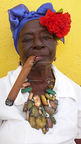  Subject: Cubana em traje típico fumando charuto  / Local: Havana - Cuba / Date: october 2009 