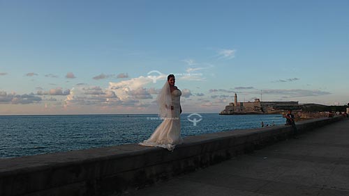  Subject: Bride on Malecon with San Salvador de la Punta Castle in the background  / Local: Havana - Cuba / Date: october 2009 
