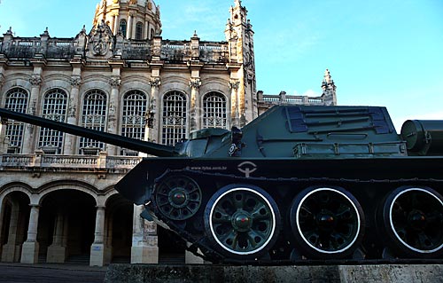  Subject: Tank used by Cuban revolutionaries in Havana in 1959 in front of the Museum of the Revolution, former palace of Fulgencio Batista in the background / Local: Havana - Cuba / Date: october 2009 