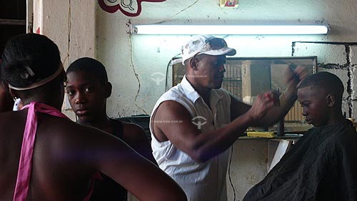  Subject: Boy cutting hair in barber shop  / Local: Havana - Cuba / Date: october 2009 