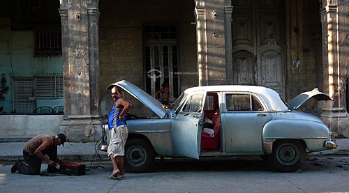  Subject: Classic car (50s) with the engine broken in the streets of Havana / Local: Cuba / Date: october 2009 
