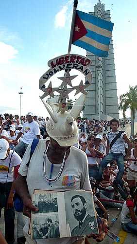  Subject: Cuban protester asking for the release of five Cubans imprisoned in the United States for spying at the show for Peace in the Revolution Square / Local: Havana - Cuba / Date: october 2009 