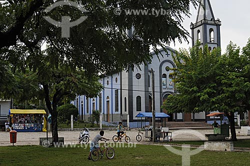  Subject: Ney Brasil square and Santa Maria Church / Place: Tome-Acu city - Para state - Brazil / Date: April 2009 