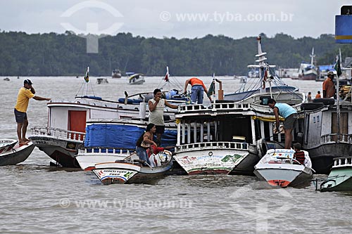  Subject: Boats for transportation of people and trade items of the Abaetetuba fair in the Maratauira river / Place: Abaetetuba city - Para state - Brazil / Date: April 2009 