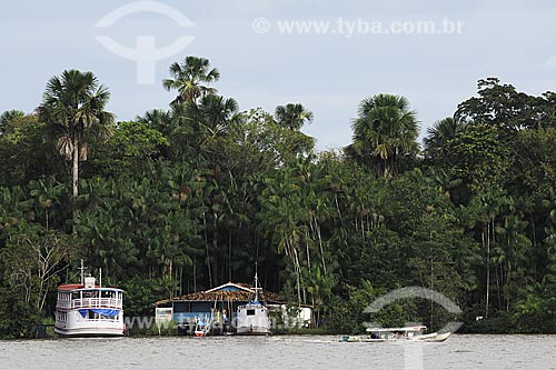  Subject: Boat and a typical marajoara wooden house in the Island of the Maratauira river, in front of the Fair of Abaetetuba / Place: Abaetetuba city - Para state - Brazil / Date: April 2009 