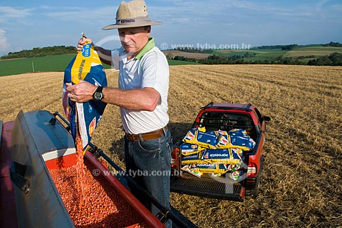  Subject: Airton Luis Albertoni, a small producer of Xanxere city with the corn plantation in the background / Place: Xanxere city - Santa Catarina state - Brazil / Date: September 2008 