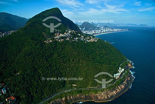  Subject: Aerial view of the Favela of Vidigal and of the Niemeyer avenue - Ipanema neighborhood in the background / Place: Rio de Janeiro city - Rio de Janeiro state - Brazil / Date: October 2009 