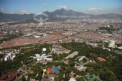  Subject: Aerial view of Oswaldo Cruz Foundation with favelas in the background / Place: Manguinhos - Rio de Janeiro city - Rio de Janeiro state - Brazil / Date: March 2005 