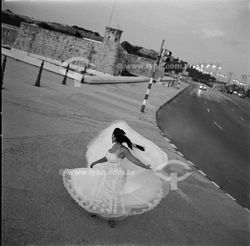  Subject: Bride on Malecon with San Salvador de la Punta Castle in the background  / Local: Havana - Cuba / Date: october 2009 