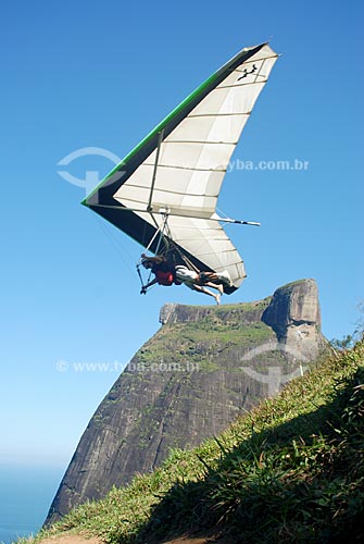  Subject: Hang gliders launch with Pedra da Gavea (Gavea Stone) behind  / Local: Pedra Bonita (Beautiful stone) Rio de Janeiro - RJ  / Date: Agosto de 2009 