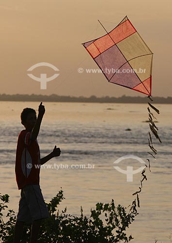  Subject: Child flying a kite in the riverside of Amazonas river  / Place:  Amazon River - Manaus city - Amazonas state - Brazil  / Date: 15/03/2005 