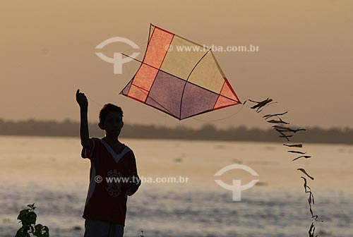  Subject: Child flying a kite in the riverside of Amazonas river / Place: Amazon River - Manaus city - Amazonas state - Brazil / Date: 15/03/2005 