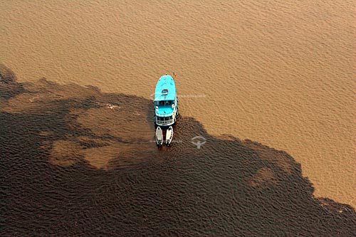  Subject: Meeting of waters, confluence of Rio Negro with Rio Solimoes  / Place:  Manaus city - Amazonas state - Brazil  / Date: 2/11/2005 