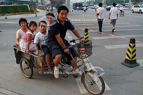 Subject: Transport used by this chinese family in Beijing during the Olympics  / Place:  Beijing city - China  / Date: Agosto de 2008 