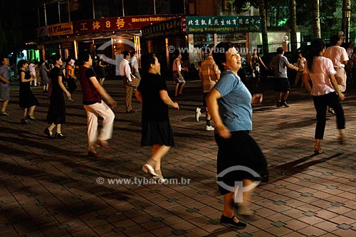  Subject: Chinese practicing a kind of coreographed dance  / Place:  Around  the Workers Stadium of Beijing - China  / Date: Agosto de 2008 