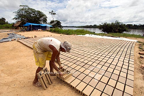  Subject: Manufacture of clay bricks - Board of Rio Branco (White River)  / Place:  Near Caracai City - Roraima State - Brazil  / Date: Janeiro de 2006 