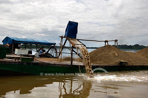  Subject: Ferry dredge the bottom of the Rio Branco (White River) to extract gravel  / Place:  Near Caracarai City - Roraima State - Brazil  / Date: Janeiro de 2006 