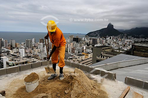  Man working at the AR2 project (OAS general contractor), building of the Morro do Pavao Pavaozinho housing units  - Rio de Janeiro city - Rio de Janeiro state (RJ) - Brazil