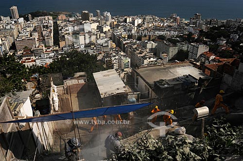  Subject: Men working at the building of a water reservoir for the Pavao Pavaozinho slum - Ipanema neighborhood in the background / Place: Rio de Janeiro city - Rio de Janeiro state - Brazil / Date: October 2009 