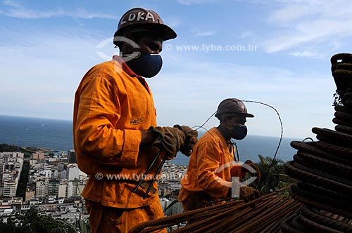  Subject: Men working at the building of a water reservoir for the Pavao Pavaozinho slum / Place: Rio de Janeiro city - Rio de Janeiro state - Brazil / Date: October 2009 