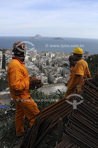  Subject: Men working at the building of a water reservoir for the Pavao Pavaozinho slum / Place: Rio de Janeiro city - Rio de Janeiro state - Brazil / Date: October 2009 