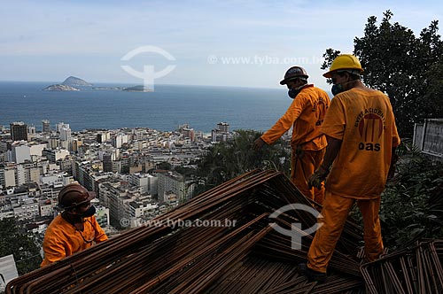  Subject: Men working at the building of a water reservoir for the Pavao Pavaozinho slum / Place: Rio de Janeiro city - Rio de Janeiro state - Brazil / Date: October 2009 