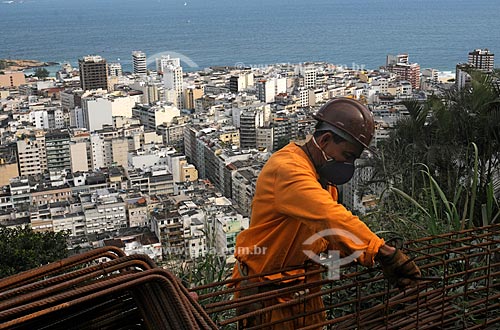  Subject: Jarciano Cordeiro da Silva working at the building of a water reservoir for the Pavao Pavaozinho slum / Place: Rio de Janeiro city - Rio de Janeiro state - Brazil / Date: October 2009 