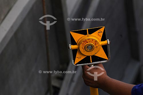  Subject: Worker handling a leveling instrument at the PAC jobsite - Pavao Pavaozinho Cantagalo complex / Place: Rio de Janeiro city - Rio de Janeiro state - Brazil / Date: October 2009 