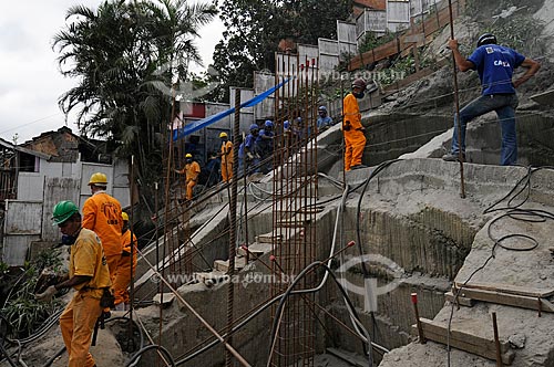  Subject: Men working in the building of a water reservoir for the Pavao Pavaozinho Cantagalo slum complex / Place: Rio de Janeiro city - Rio de Janeiro state - Brazil / Date: October 2009 