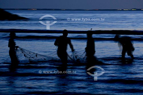  Subject: Fishermen collecting fishing net at Praia do Forte / Place: Cabo Frio - Lakes Region - Costa del Sol - Rio de Janeiro / Date: 11-2009 