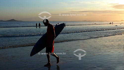  Subject: Surfer at Praia do Forte Beach / Place: Cabo Frio - Lakes Region - Costa del Sol - Rio de Janeiro / Date: 11-2009 