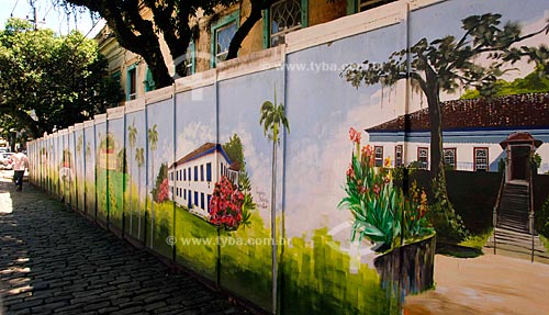  Subject:  Siding with painted facades of the historic coffee farms and colonial house vandalized in the background / Place: Vassouras - Vale do Paraiba - Rio de Janeiro - RJ / Date: 11-2009 
