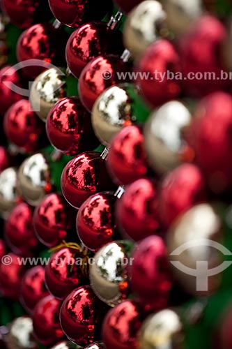  Subject: Silver and red ornament balls for christmas / Place: Paraty city - Costa Verde (Green Coast) region - Rio de Janeiro state - Brazil / Date: Janeiro 2010 