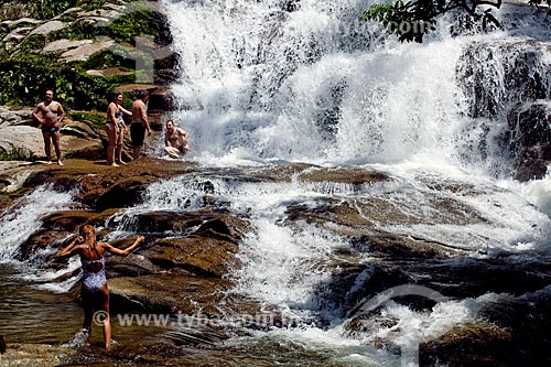  Subject: Tourists bathing at Pedra Branca waterfall / Place: Paraty city - Costa Verde (Green Coast) region - Rio de Janeiro state - Brazil / Date: Janeiro 2010 