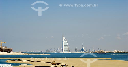  O hotel Burj Al Arab (Burj=Torre) é atualmente o simbolo de Dubai. Com 321 m de altura foi construido em forma de vela enfunada, sobre uma ilha artificial na frente da Praia de Jumeirah. Bem próximo, porém já no continente fica o Jumeirah   - Dubai city - United Arab Emirates
