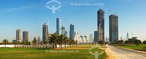  Assunto: Construções na zona urbana de Dubai. Atualmente Dubai conta com a maior concentração de guindastes, mais de 20%, do mundo. 