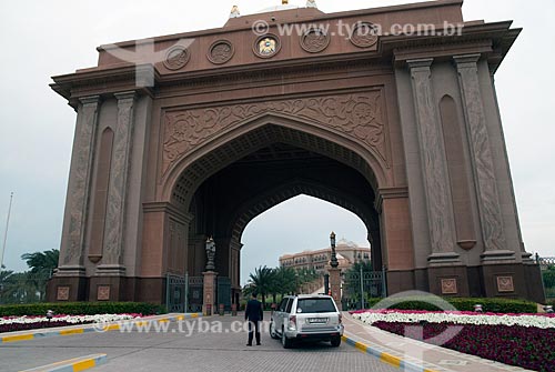  Subject: View of one of the auxiliar gates of the Emirates Palace Hotel  / Place:  Abu Dhabi - United Arab Emirates  / Date: 01/2009 
