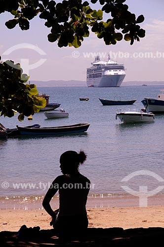  Subject: Woman silhouette at the Ossos Beach with a Cruise ship in the background  / Place:  Buzios city - Rio de Janeiro state - Brazil  / Date: 2009 