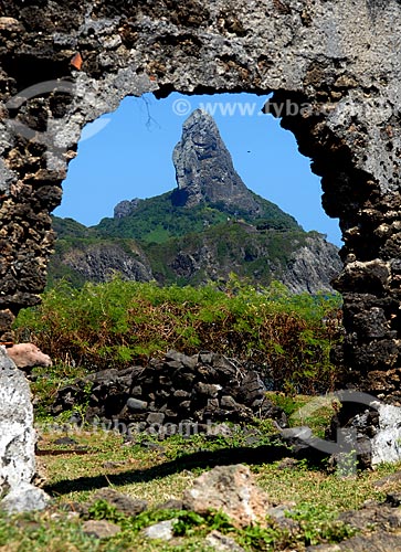  Subject: Ruins of the Fort Santo Antonio, with the Morro do Pico (Pico Mountain) in the background  / Place:  Fernando de Noronha archipelago - Pernambuco state - Brazil  / Date: 2009 