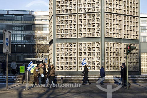  Subject: Pro-Israel protesters in front of the Kaiser Wilhelm church (Gedachtniskirche)  / Place:  Berlin city - Germany  / Date: 11/01/2009 