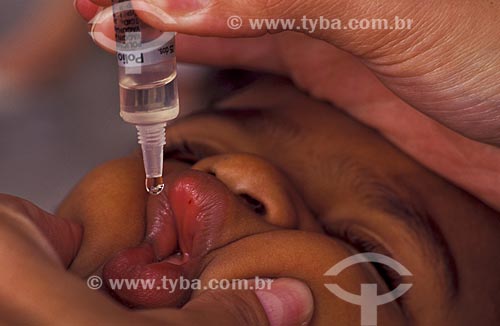  Subject: Child takes vaccine against poliomyelitis (or infantile paralysis)  / Place:  Rio de Janeiro - Brazil  / Date: Abril de 2008 