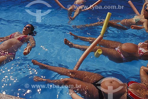  Subject: Special exercises for pregnant women in a swimming pool  / Place:  Rio de Janeiro city - Rio de Janeiro state - Brazil  / Date: 2004  